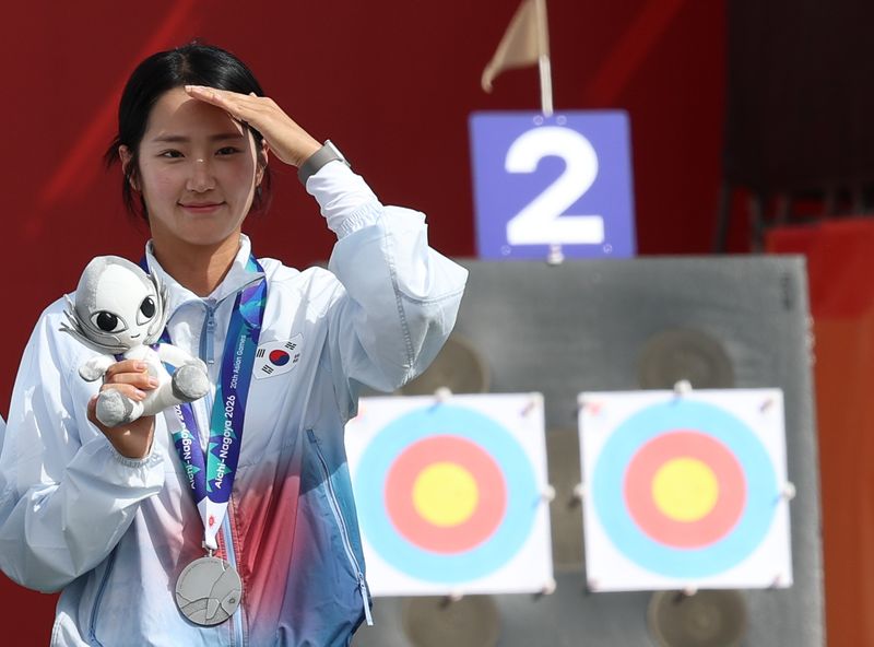 대한민국 박정윤이 30일 일본 오카자키 중앙종합공원 다목적광장에서 열린 2026 아이치·나고야 아시안게임 양궁 컴파운드 혼성 단체전 시상식에서 은메달을 목에 걸고 있다. 2026.9.30 ⓒ 뉴스1 안은나 기자