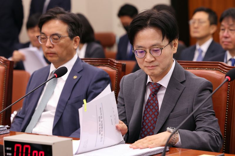 김정관 산업통상부 장관이 22일 오전 서울 여의도 국회에서 열린 산업원통상자원중소벤처기업위원회 전체회의에서 '대한민국과 미합중국 간 전략적투자의 운영 및 관리를 위한 특별법'에 따른 대미투자 사전보고를 하기 전 자료를 살펴보고 있다. 사진 왼쪽은 박정성 통상교섭본부장. 2026.9.22 ⓒ 뉴스1 황기선 기자