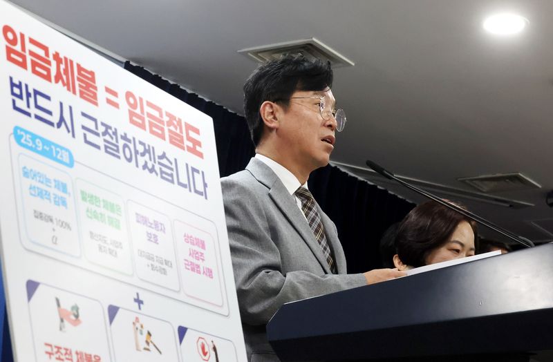 [서울=뉴시스] 추상철 기자 = 김영훈 고용노동부 장관이 지난해 9월 2일 오후 서울 종로구 정부서울청사에서 범부처 '임금체불 근절 대책' 발표 브리핑을 하고 있다. 2025.09.02. scchoo@newsis.com