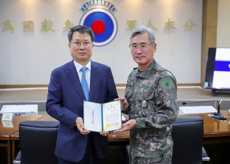곽병영 무영CM 대표이사(왼쪽부터)와 임태호 육군 제2신속대응사단장이 기념촬영을 하고 있다. 무영CM 제공