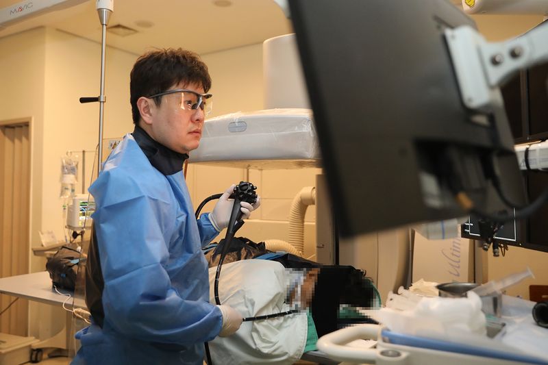 일산백병원 소화기내과 이태승 교수가 ERCP(내시경 역행성 담췌관 조영술)를 시행하고 있다. 일산백병원 제공