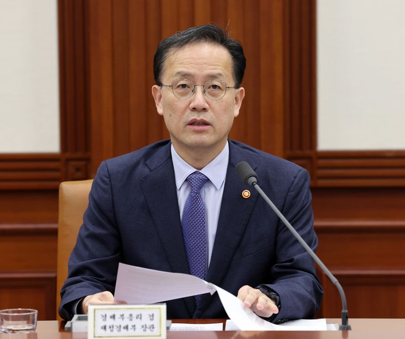이형일 부총리 겸 재정경제부 장관이 1일 서울 종로구 정부서울청사에서 열린 비상경제본부 회의 겸 경제장관회의에서 모두발언 하고 있다. 뉴스1