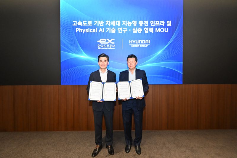 정호근 현대차그룹 미래전략본부장(부사장·오른쪽)이 지난 9월 30일 현대차·기아 양재사옥에서 한국도로공사와 '고속도로 기반 차세대 지능형 충전 인프라 및 Physical AI 기술 연구·실증 협력' 업무협약(MOU)을 체결한 뒤 조성민 한국도로공사 도로교통연구원장과 기념촬영을 하고 있다. 현데차 제공