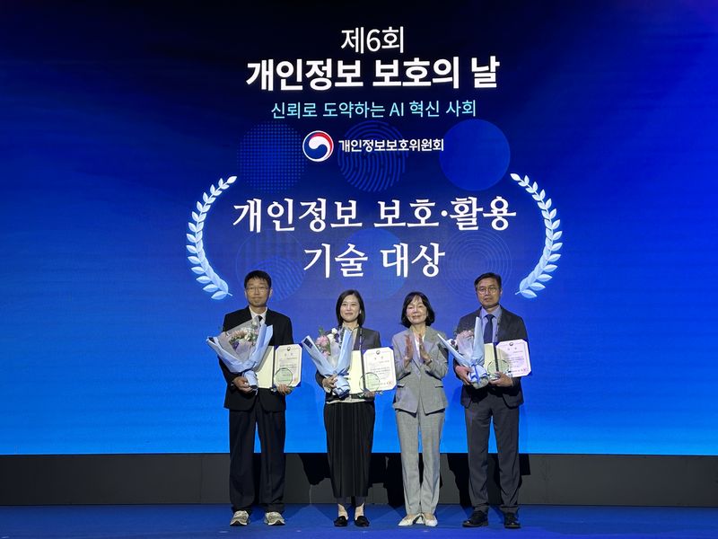 백창열 NHN두레이 백창열 대표(왼쪽 첫번째)가 개인정보보호위원회 위원장상 수상 후 기념촬영을 하고 있다. NHN두레이 제공