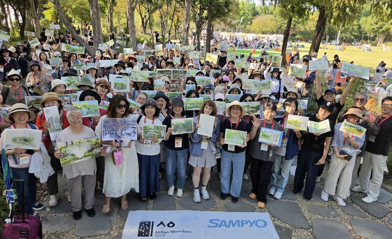 [서울=뉴시스] 지난 19일 서울숲 내 '삼표 정원'에서 열린 어반스케쳐스 서울 9월 정기모임에서 참가자들이 각자 완성한 그림을 들고 기념 촬영을 하고 있다. (사진=삼표그룹 제공)
