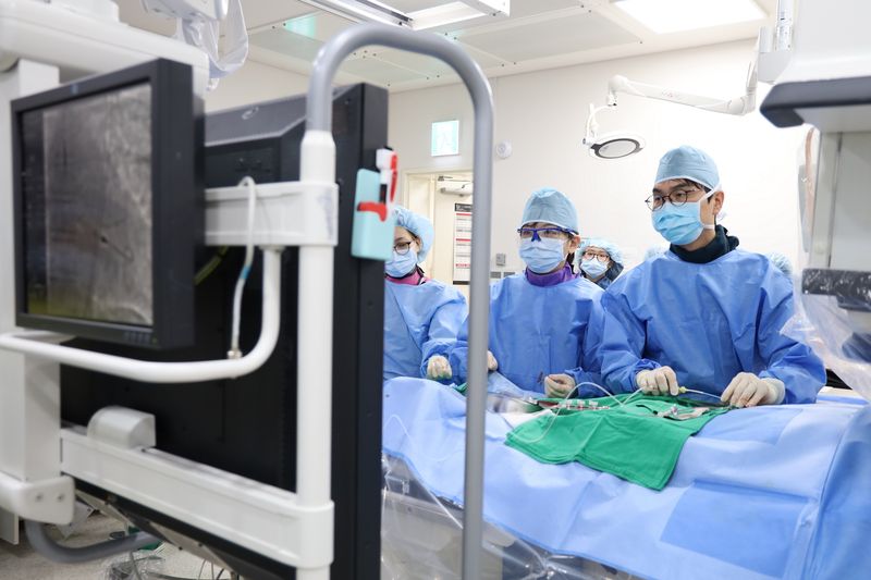 이대서울병원 순환기내과 신상훈·전보경 교수 시술팀이 급성심근경색·심인성 쇼크가 동반된 고위험 환자에게 임펠라를 활용한 응급 시술을 시행하고 있다. 이대서울병원 제공