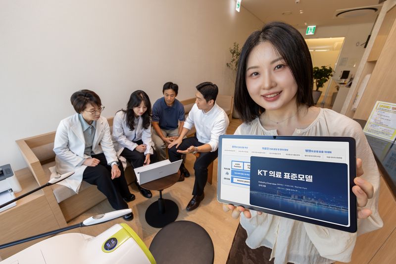 서울 시내 한 병원에서 KT 직원이 병원 관계자에게 '의료 표준모델'을 설명하는 모습. KT 제공