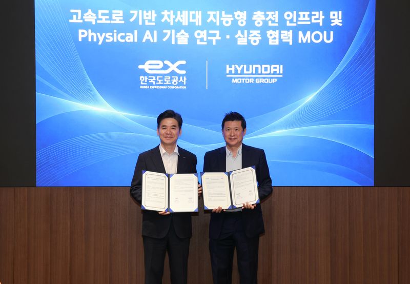 지난달 30일 서울 서초구 현대자동차 본사에서 조성민 한국도로공사 도로교통연구원장(왼쪽)과 정호근 현대자동차그룹 미래전략본부장이 업무협약 체결 후 기념촬영을 하고 있다. 한국도로공사 제공