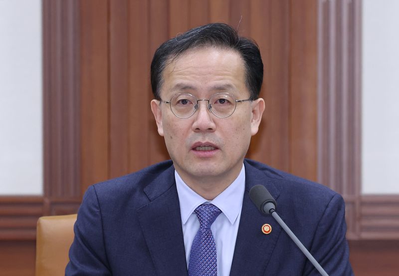 [서울=뉴시스] 조수정 기자 = 이형일 경제부총리 겸 재정경제부 장관이 1일 오전 서울 종로구 정부서울청사에서 비상경제본부회의 겸 경제관계장관회의를 주재하고 있다. 2026.10.01. chocrystal@newsis.com
