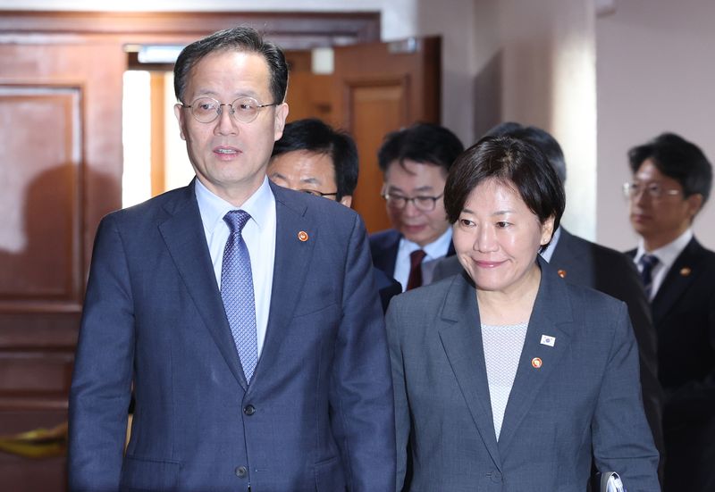 [서울=뉴시스] 조수정 기자 = 이형일 경제부총리 겸 재정경제부 장관이 1일 오전 서울 종로구 정부서울청사에서 비상경제본부회의 겸 경제관계장관회의를 주재하기 위해 회의실에 입장하고 있다. 오른쪽은 송미령 농림축산식품부 장관. 2026.10.01. chocrystal@newsis.com