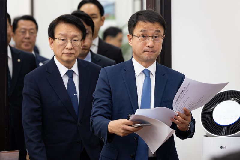 한병도 더불어민주당 원내대표와 권칠승 정책위의장을 비롯한 원내지도부가 1일 서울 여의도 국회에서 열린 정책조정회의에 참석하고 있다. 뉴스1