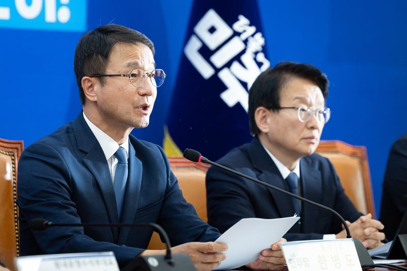 한병도 더불어민주당 원내대표가 1일 서울 여의도 국회에서 열린 정책조정회의에서 발언하고 있다. 뉴스1