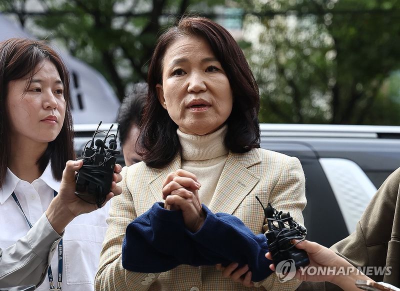 공직선거법·국가공무원법 위반 등 혐의로 체포된 이진숙 전 방송통신위원장(현 국민의힘 의원)이 지난해 10월 4일 오후 서울 양천구 서울남부지방법원에서 열린 체포적부심사에 출석하고 있다. 연합뉴스