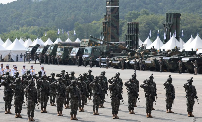 지난달29일 충남 계룡대 활주로에서 열린 제78주년 국군의 날 행사 미디어데이에서 군장병들이 국민께 거수경례를 하고 있다. 뉴스1
