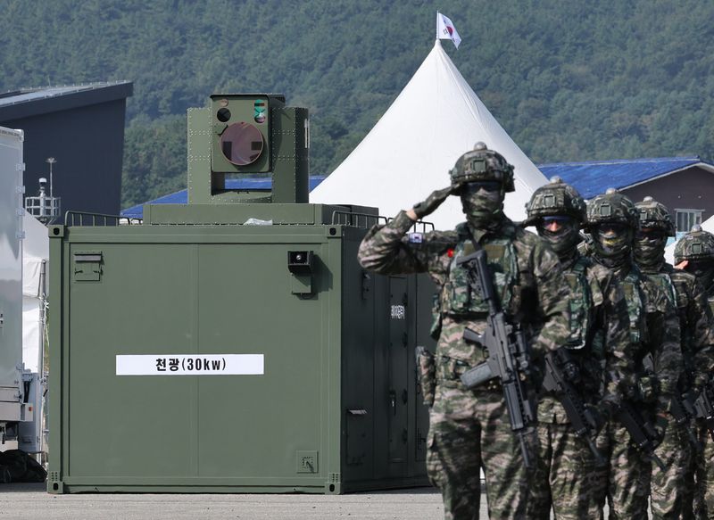 지난 29일 충남 계룡대 활주로에서 열린 제78주년 국군의 날 기념식 미디어데이에서 천광(레이저 대공무기)이 전시돼 있다. 뉴스1