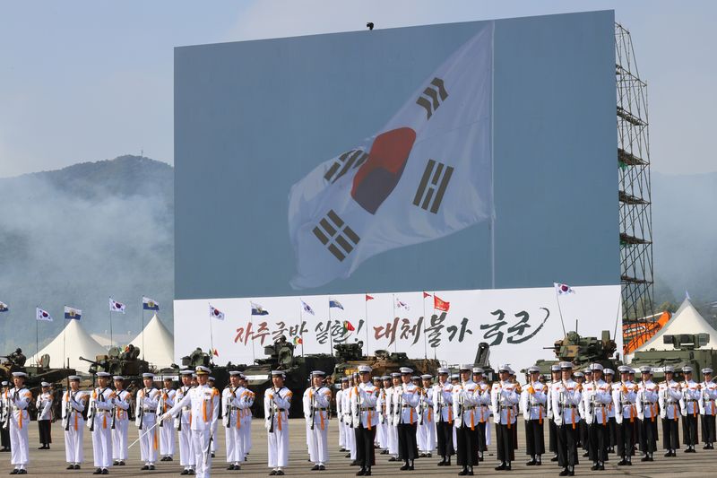제78주년 국군의날 행사가 1일 열렸다. 사진은 지난달 29일 계룡대 미디어 행사에서 장병들이 의장 행사를 펼치는 모습. 엽합뉴스