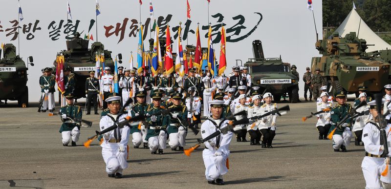 제78주년 국군의날 행사가 1일 열렸다. 사진은 지난달 29일 계룡대 미디어 행사에서 각 군 의장대원들이 절도 있는 시범을 펼치고 있는 모습. 연합뉴스