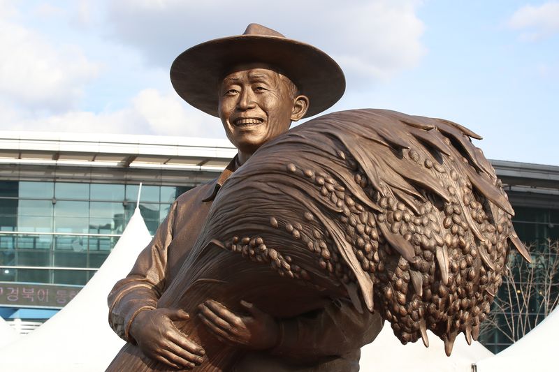 동대구역 광장에 설지된 박정희 전 대통령 동상. 뉴스1