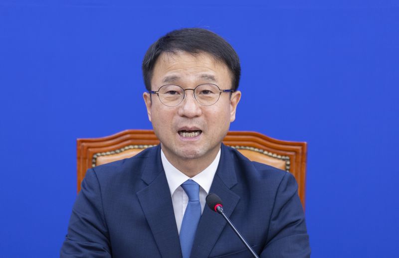 더불어민주당 한병도 원내대표가 1일 국회에서 열린 정책조정회의에서 현안 관련 발언을 하고 있다. 연합뉴스
