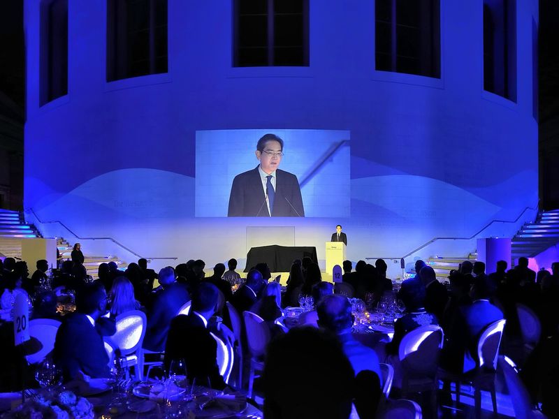 이재용 삼성전자 회장이 지난 30일(현지시간) 영국 런던 영국박물관에서 열린 KH컬렉션 순회전 갈라 디너에서 환영사를 하고 있다. 제공=삼성전자