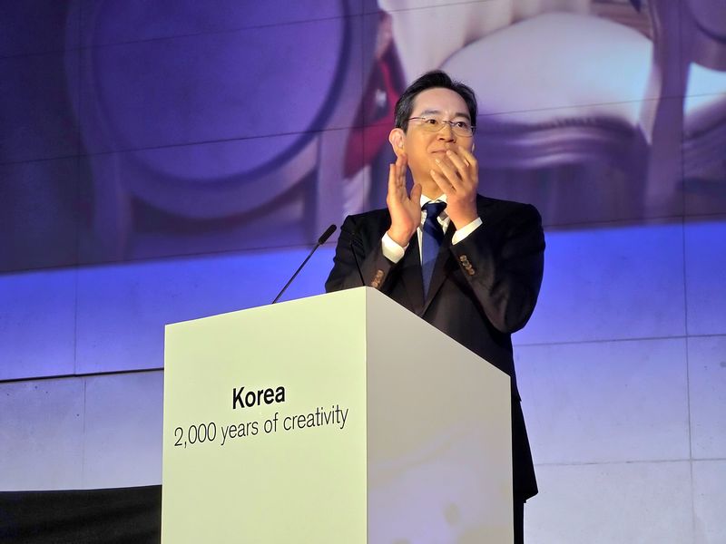 이재용 삼성전자 회장이 지난 30일(현지시간) 영국 런던 영국박물관에서 열린 KH컬렉션 순회전 갈라 디너에서 환영사를 하고 있다. 제공=삼성전자