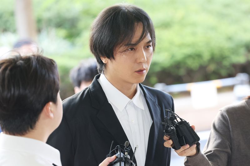 병역법 위반 혐의를 받는 가수 송민호가 1일 서울 서부지법에서 열리는 선고 공판에 출석하며 취재진 질문에 답하고 있다. 연합뉴스