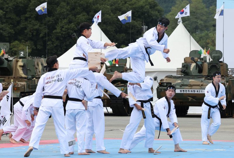 1일 충남 계룡대에서 열린 제78주년 국군의 날 기념행사에서 태권도 시범단이 격파를 하고 있다. 연합뉴스