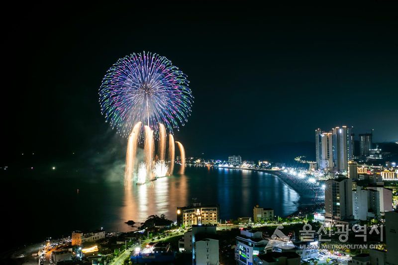 2026 울산불꽃축제가 2일 울산 북구 강동몽돌해변에서 열린다. 사진은 지난해 불꽃쇼 장면. 울산시 제공