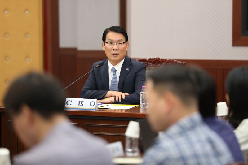 김인중 한국농어촌공사 사장이 지난달 30일 전북 김제시 새만금33센터에서 열린 기자간담회에서 발언하고 있다. 공사 제공