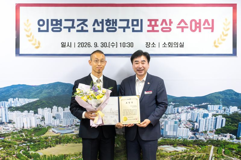 [부산=뉴시스]부산 부산진구는 지난달 30일 박재훈씨(왼쪽)에게 선행 유공 구민 표창을 수여했다. (사진=부산진구 제공) 2026.10.01. photo@newsis.com *재판매 및 DB 금지
