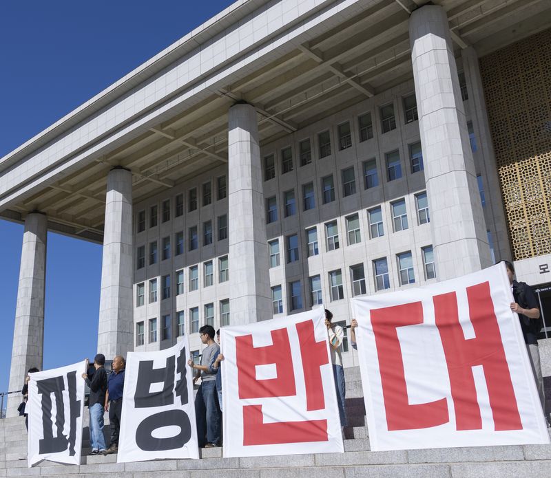 지난 1일 국회 본청 앞에서 미국 침략전쟁중단 한국군 파병 반대 긴급행동 주최로 열린 청해부대 우회 파병 반대 기자회견에서 참석자들이 파병 반대 현수막을 들고 있다. 연합뉴스