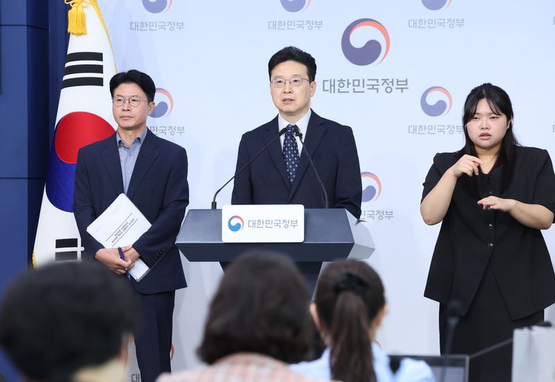 황규철 행정안전부 인공지능정부실장이 1일 오전 서울 종로구 정부서울청사 별관에서 공공부문 사이버보안 책임성 강화방안 관련 행안부·국가정보원·인사혁신처·개인정보보호위원회 등 관계부처 합동 브리핑을 하고 있다. 뉴시스