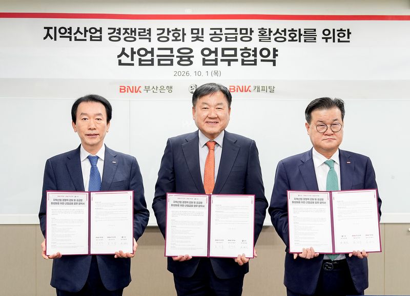1일 송월 본사에서 BNK부산은행 김성주 은행장(왼쪽부터), 송월㈜ 박병대 회장, BNK캐피탈 손대진 대표가 업무협약서를 들고 포즈를 취하고 있다. BNK금융그룹 제공
