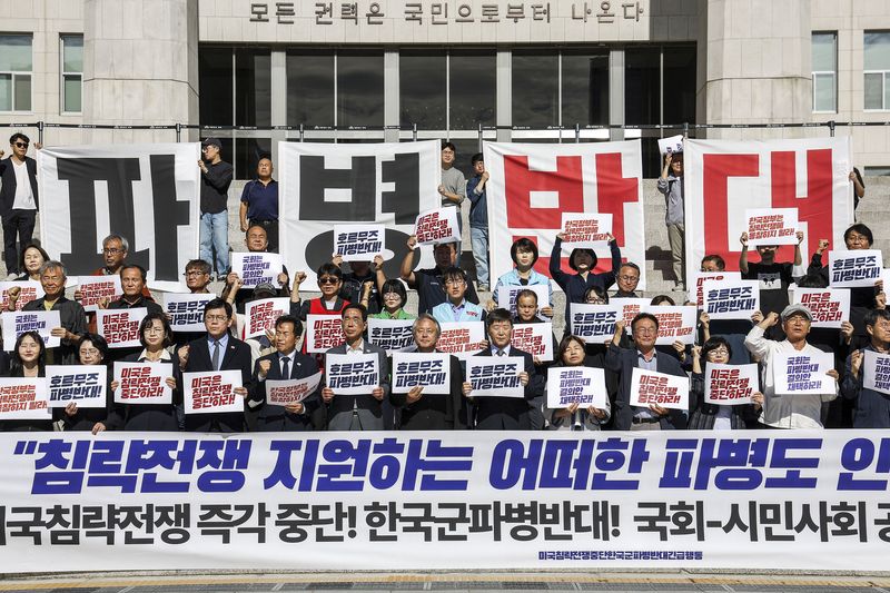 [서울=뉴시스] 정병혁 기자 = 미국침략전쟁중단한국군파병반대긴급행동 관계자들이 1일 서울 여의도 국회 앞 계단에서 열린 파병반대 국회-시민사회 공동기자회견에서 참가자들이 구호를 외치고 있다. 2026.10.01. jhope@newsis.com