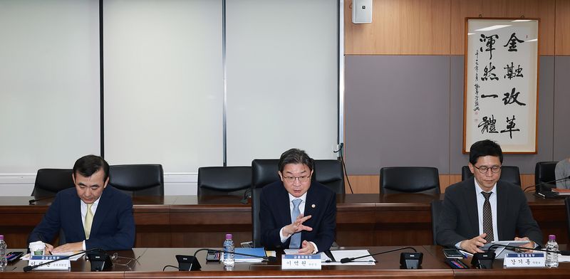 이억원 금융위원장(가운데)이 1일 오전 정부서울청사에서 재정경제부· 금융감독원, 금융연구원 및 신용평가사·증권사 등 금융시장 전문가들과 금융시장 상황점검회의를 주재하며, 잠재 리스크에 대한 선제적 대응을 주문하고 있다. 금융위원회 제공