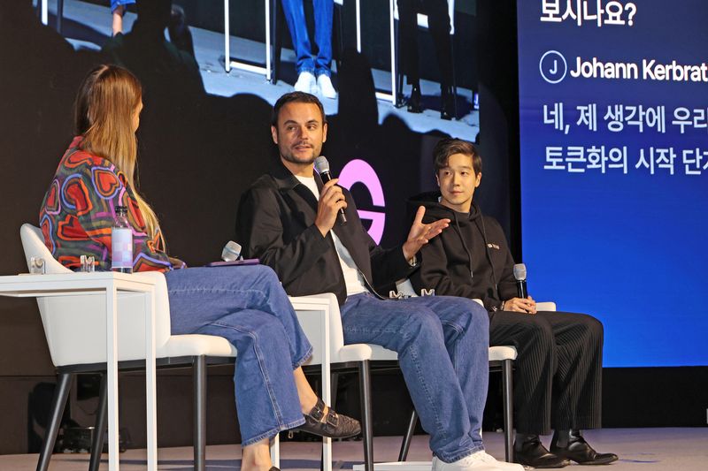 1일 서울 워커힐 호텔앤리조트에서 열린 ‘코리아블록체인위크 2026(KBW2026)’의 메인 컨퍼런스에서 요한 케르브라트 로빈후드 암호화폐·글로벌 사업 수석부사장 겸 총괄책임자(가운데), 에디 장 아커스 최고경영자(CEO·오른쪽)가 패널토론을 하고 있다. 사진=박범준 기자