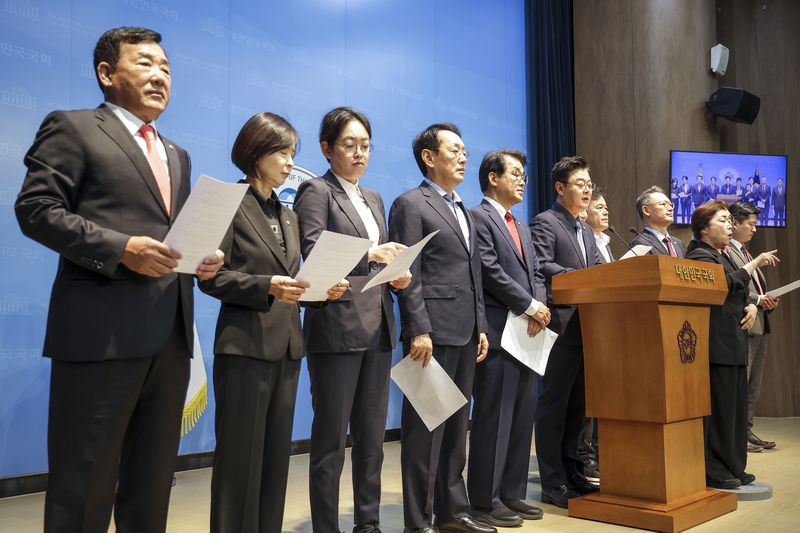 국민의힘 산업통상자원중소벤처기업위원회, 재정경제기획위원회 소속 의원들이 1일 서울 여의도 국회 소통관에서 알레스카 LNG 포함' 대미투자 관련 이재명 정부의 굴종·무능 외교 긴급 규탄 기자회견을 하고 있다. 뉴시스