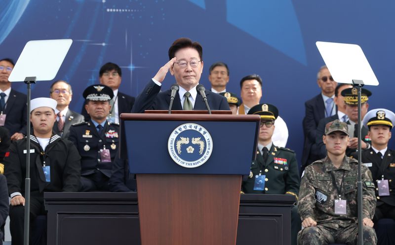 이재명 대통령이 1일 충남 계룡대 활주로에서 열린 제78회 국군의 날 기념식에서 기념사를 마친 후 거수경례를 하고 있다. (청와대통신사진기자단) 2026.10.1 ⓒ 뉴스1 이재명 기자