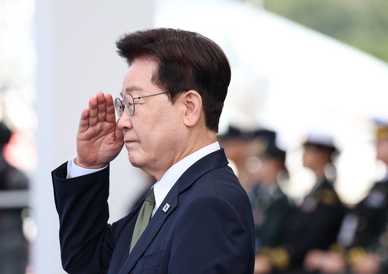 이재명 대통령이 1일 충남 계룡대 활주로에서 열린 제78회 국군의 날 기념식에서 기념사를 마친 후 거수경례를 하고 있다. (청와대통신사진기자단) 2026.10.1 ⓒ 뉴스1 이재명 기자