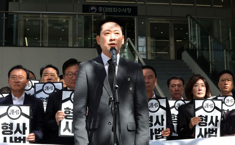 장동혁 국민의힘 대표가 검찰청 폐지와 공소청·중대범죄수사청 신설을 하루 앞둔 1일 오전 서울 중구 중대범죄수사청 앞에서 열린 형사사법체계 파괴 규탄 현장 의원총회에서 발언하고 있다. 뉴시스