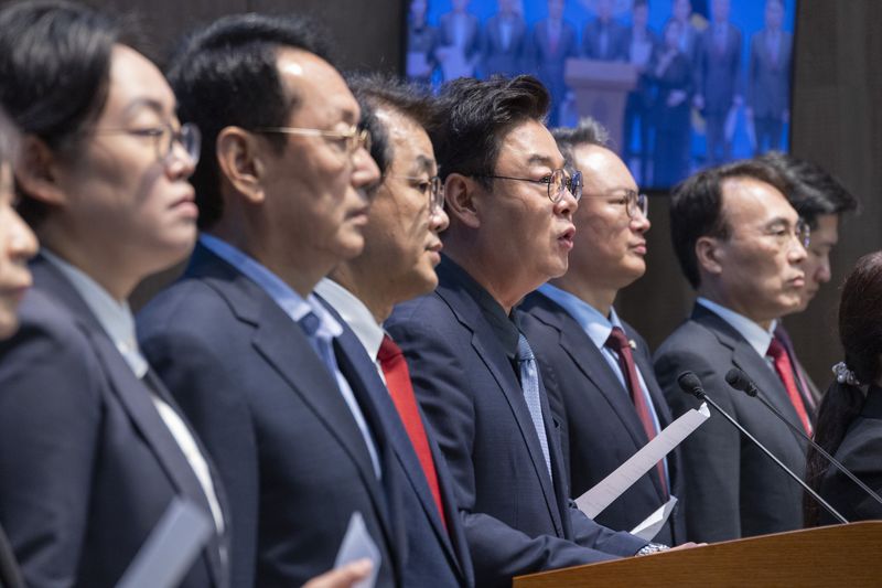 국민의힘 재정경제기획위원회ㆍ산업통상자원중소벤처기업위원회 소속 의원들이 1일 국회 소통관에서 '이재명 정부의 굴종·무능 외교 긴급 규탄' 기자회견을 하고 있다. 국민의힘 의원들은 트럼프 미국 대통령이 한국의 2천억 달러(약 270조원) 규모 대미 투자 계획을 일방적으로 공식 발표한 것과 관련, "이재명 정부는 무능 외교·굴종 외교로 국민과 국회를 속인 협상의 전모를 밝히라"고 촉구했다. 연합뉴스