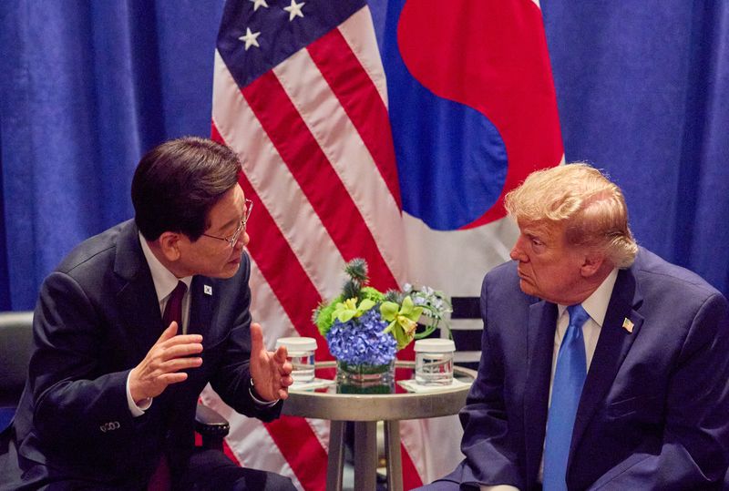 도널드 트럼프 미국 대통령이 알래스카 액화천연가스(LNG) 파이프라인 사업을 포함한 한국의 2000억 달러(약 271조4000억원) 규모 대(對)미국 투자 사업 개시를 이재명 대통령과 합의했다는 취지의 입장을 밝혔다. 트럼프 대통령은 지난달 30일(현지 시간) 소셜미디어 트루스소셜에 "뉴욕에서 이 대통령을 만나 미국에 2000억 달러 신규 투자를 시작하기로 합의했다"고 적었다. 사진은 지난달 22일 뉴욕의 한 호텔에서 트럼프 대통령과 한미 양자회담을 하는 이 대통령. 공동취재