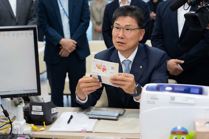 1일 강태영 농협은행장이 서울 중구 본점영업부를 방문해 'NH 골드채움신탁(실물형)' 상품을 가입하고 있다. NH농협은행 제공