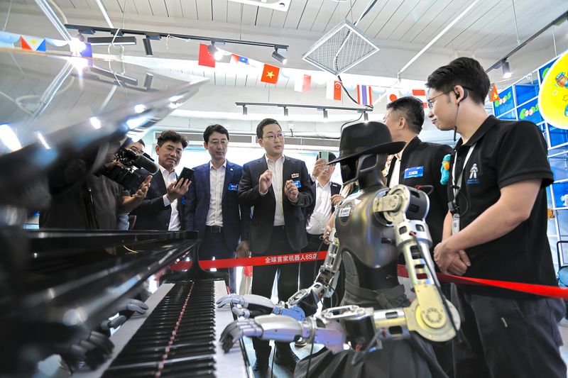 이동석 충주시장의 중국 선전 로봇 매장 방문.(충주시 제공. 재판매 및 DB 금지) 2026.9.19/뉴스1
