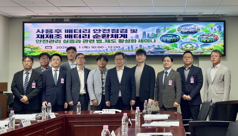 안호영 더불어민주당 국회의원(오른쪽 다섯번째)과 하성용 한국자동차모빌리티안전학회장(오른쪽 세번째) 등 참석자들이 1일 서울 여의도 국회의원회관에서 열린 '사용 후 배터리 안전점검 및 재제조 배터리 순환체계 안전관리 실증과 관련 법·제도 활성화 세미나'에서 기념촬영을 하고 있다. 사진= 김동찬 기자