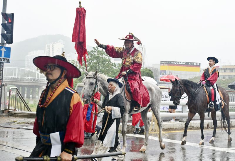 [안양=뉴시스] 지난해 정조대왕 능행차 공동재현 현장. (사진=안양문화원 제공).2026.10.01. photo@newsis.com