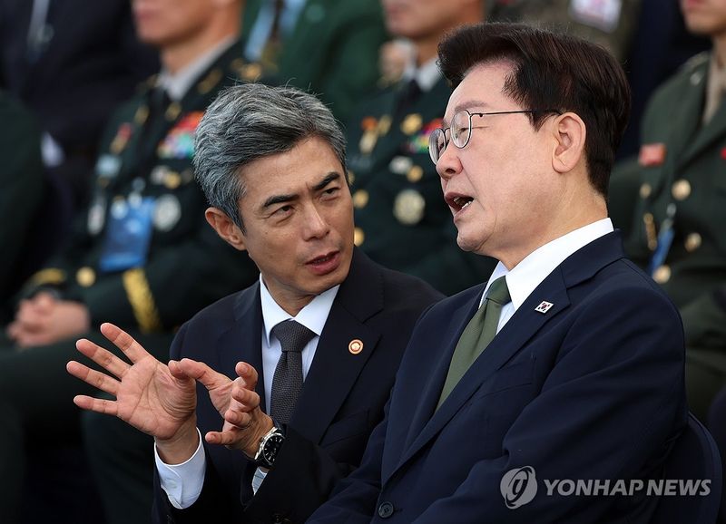 이재명 대통령과 강신철 국방부 장관 (출처=연합뉴스)