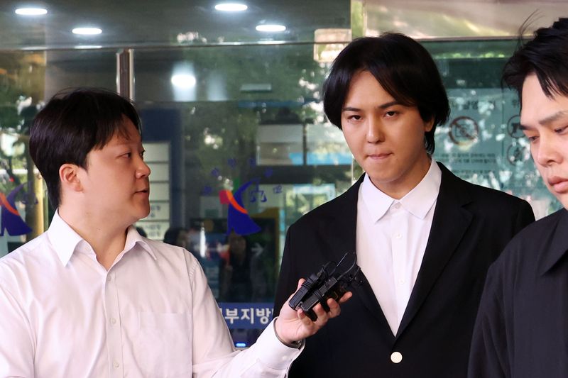 [서울=뉴시스] 고승민 기자 = 사회복무요원 근무 중 102일간 무단결근한 혐의로 재판에 넘겨진 그룹 위너 멤버 송민호가 1일 서울서부지방법원에서 열린 1심 선고공판에서 징역 1년, 집행유예 2년을 선고받은 뒤 취재진 질문을 들으며 법원을 나서고 있다. 2026.10.01. kkssmm99@newsis.com