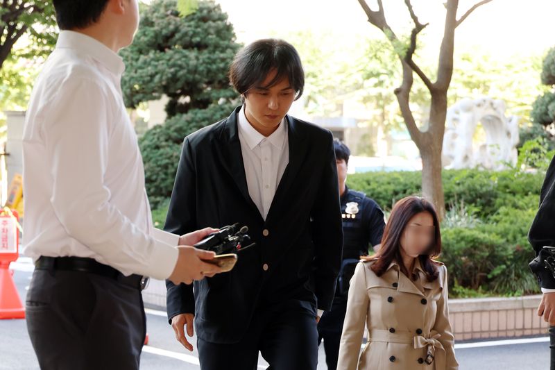 [서울=뉴시스] 고승민 기자 = 사회복무요원 근무 중 102일간 무단결근한 혐의로 재판에 넘겨진 그룹 위너 멤버 송민호가 1일 1심 선고기일을 위해 서울서부지방법원으로 출석하고 있다. 2026.10.01. kkssmm99@newsis.com