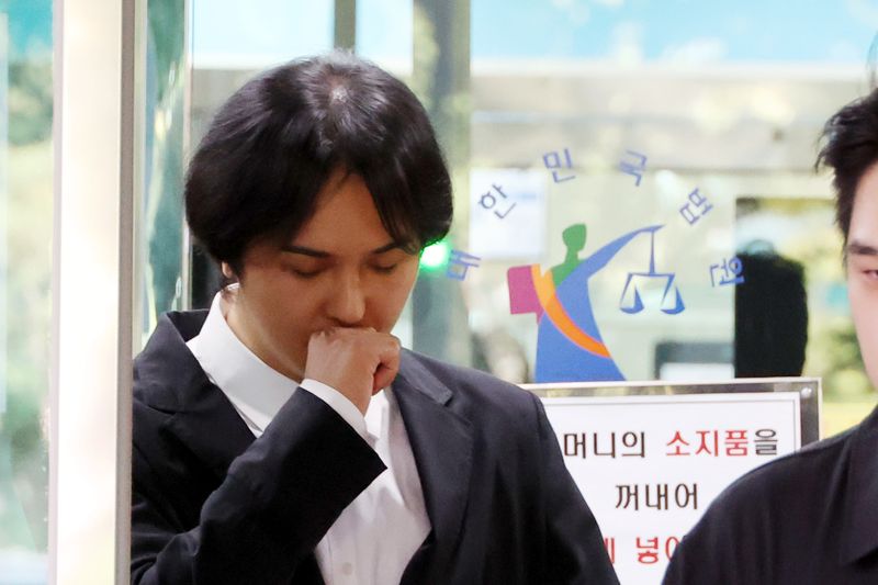 [서울=뉴시스] 고승민 기자 = 사회복무요원 근무 중 102일간 무단결근한 혐의로 재판에 넘겨진 그룹 위너 멤버 송민호가 1일 서울서부지방법원에서 열린 1심 선고공판에서 징역 1년, 집행유예 2년을 선고받은 뒤 법원을 나서고 있다. 2026.10.01. kkssmm99@newsis.com